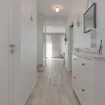 Sunny By Renters شقة