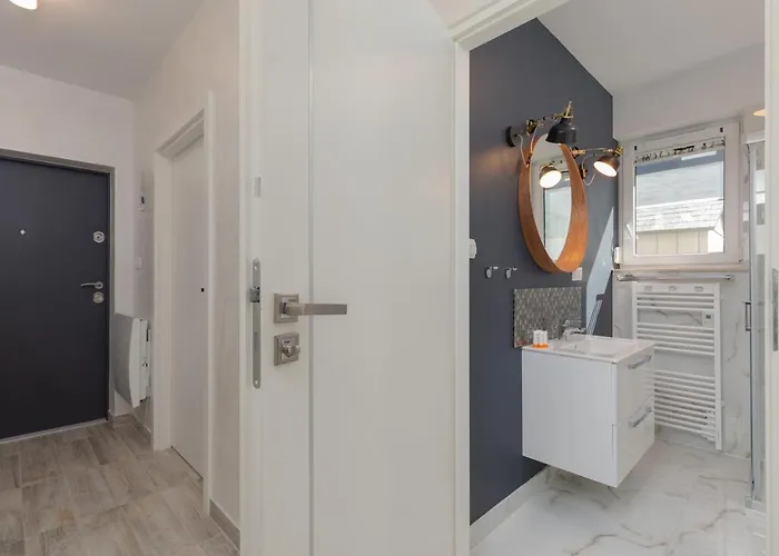 Apartment Sunny By Renters Lukecin