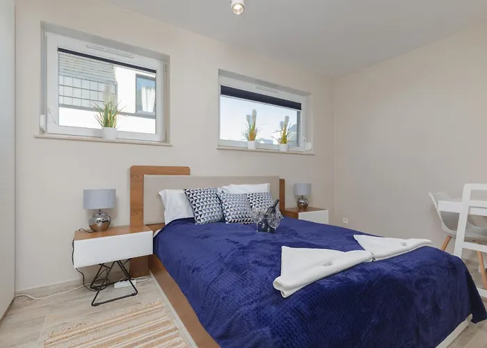 Sunny By Renters Apartment Lukecin